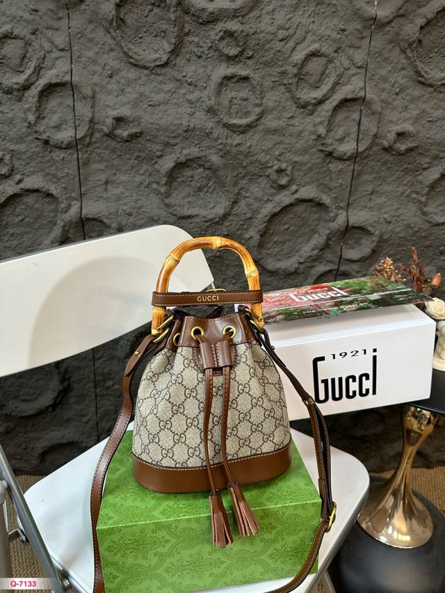 配折叠盒 酷奇gucci水桶包牛皮版本 春夏新品。升级版 全新造型的桶包，心精致小巧真的的超级好看，配色也延续了 Ophidia 非常高级，是这一季重点推荐的单