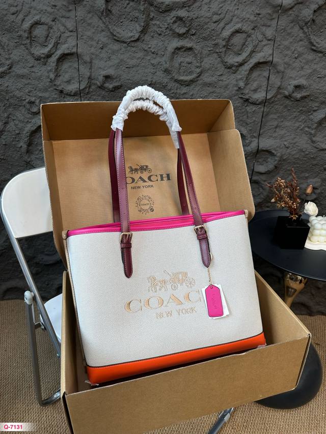 配礼盒 蔻驰coach Mollie敞口购物袋，两个大隔层！非常耐装.双隔层托特包mollie Tote，中间有拉链也可以放东西，肩带特意设计的够长 尺寸大概3