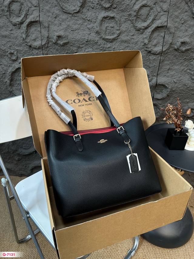 配礼盒 Size: 34.27Cm 蔻驰 新款神仙托特 Mollie Tote33 真的超喜欢这个设计 尺寸刚刚好 又有隔层购物袋 配礼盒 Size: 34.27Cm 蔻驰 新款神仙托特 Mollie Tote33 真的超喜欢这个设计 尺寸刚刚好 又有隔层购物袋