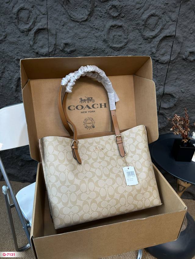 配礼盒 Size: 34.27Cm 蔻驰 新款神仙托特 Mollie Tote33 真的超喜欢这个设计 尺寸刚刚好 又有隔层购物袋