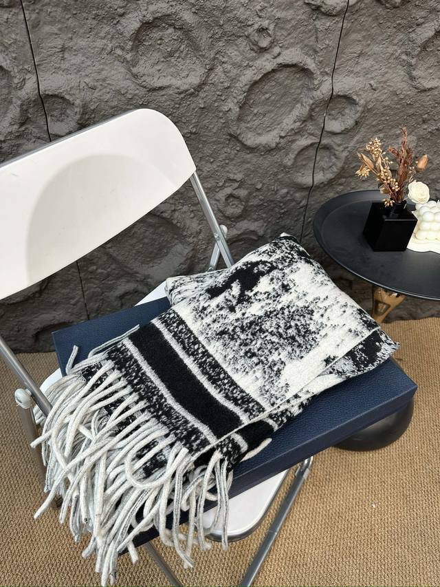 配礼盒 Size：60*185Cm 迪奥秋冬灰色围巾 摸着手感巨柔软 这个冬天不冷了啦！ 非常簡約羊絨圍巾 上身极为衬肤色！