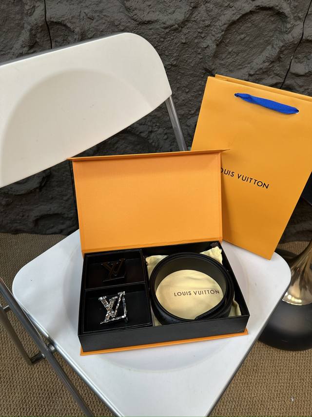 升级版 双头 Lv ！！ 高版本！ 腰带 嘿哈 原单牛皮皮带～热门款 皮带里面最火的啦～质量很好 全套包装！五金绝对不褪色 皮带头和专柜一样的哦～ 配礼盒手提袋
