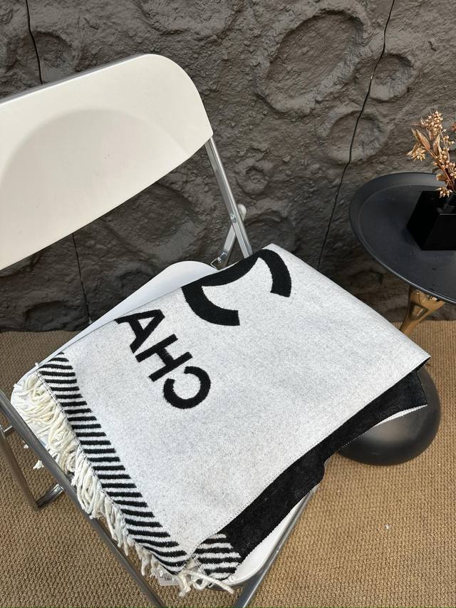 配礼盒 Size:60*185Cm 香奈儿秋冬灰色围巾 摸着手感巨柔软 这个冬天不冷了啦! 非常簡約羊絨圍巾 上身极为衬肤色! 配礼盒 Size:60*185Cm 香奈儿秋冬灰色围巾 摸着手感巨柔软 这个冬天不冷了啦! 非常簡約羊絨圍巾 上身极为衬肤色!