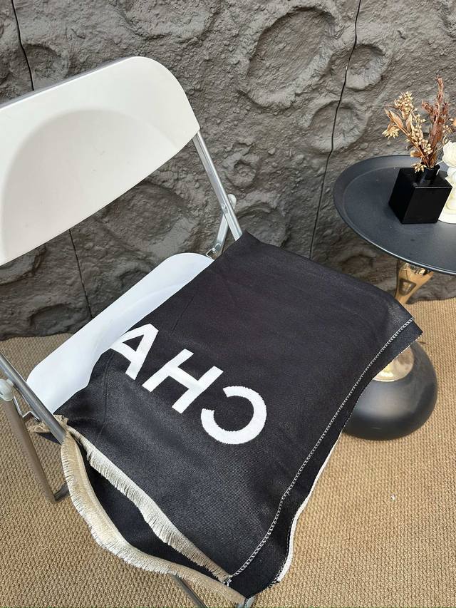 配礼盒 Size：60*185Cm 香奈儿秋冬灰色围巾 摸着手感巨柔软 这个冬天不冷了啦！ 非常簡約羊絨圍巾 上身极为衬肤色！