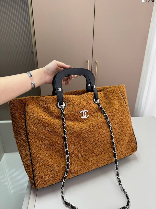 香奈儿chanel 毛呢托特包 冬天狠狠爱上的大包! 针织面料时髦度拉满 L-166尺寸41.10.30 香奈儿chanel 毛呢托特包 冬天狠狠爱上的大包! 针织面料时髦度拉满 L-166尺寸41.10.30