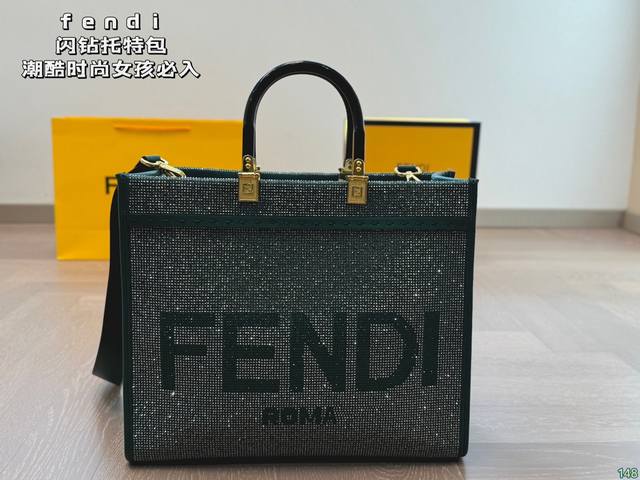 芬迪 Fendi托特包 颜值 容量都非常的可 又潮又酷 潮酷时尚女孩必入款 适合日常 通勤 出街 尺寸 35 29
