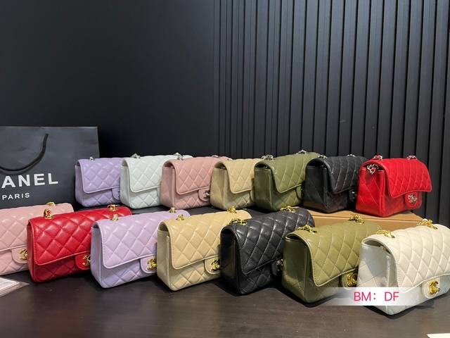 配折叠盒 Chanel 香奈儿cf 包 超火爆时尚单品 高版本 做工精细 进口五金 让你无论是夏天还是冬天都能背上它出门 是不是性价比超级高 随便凹造型都是美美