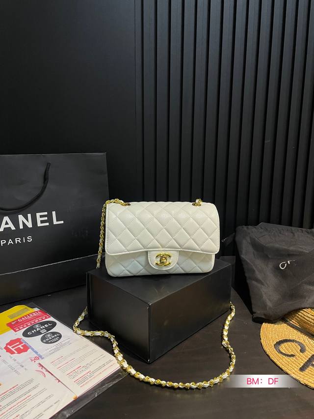 配折叠盒 Chanel 香奈儿cf 包 超火爆时尚单品 高版本 做工精细 进口五金 让你无论是夏天还是冬天都能背上它出门 是不是性价比超级高 随便凹造型都是美美