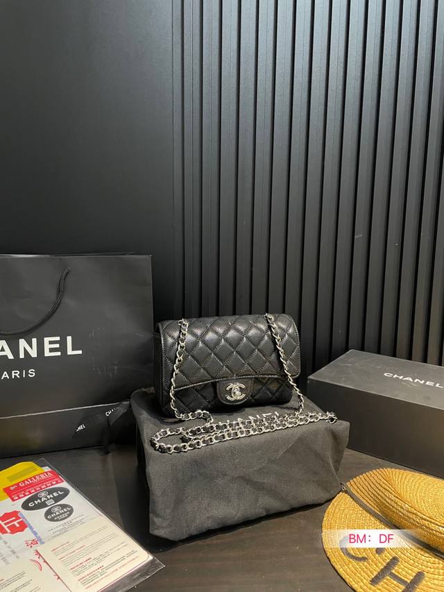 配折叠盒 Chanel 香奈儿cf 包 超火爆时尚单品 高版本 做工精细 进口五金 让你无论是夏天还是冬天都能背上它出门 是不是性价比超级高 随便凹造型都是美美