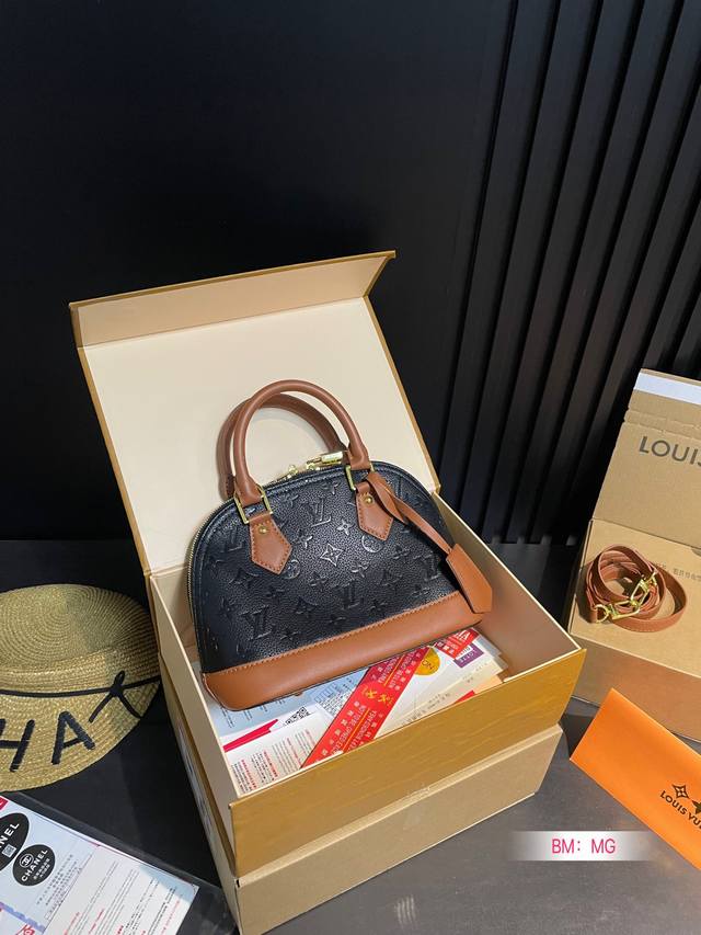 配折叠礼盒 Lv Lv Alma Bb老花贝壳包 原版高品质 包包这款retiro 手袋以标志性的老花面料制成 经典永恒。优雅低调的外形设计和宽敞的包身更加入了
