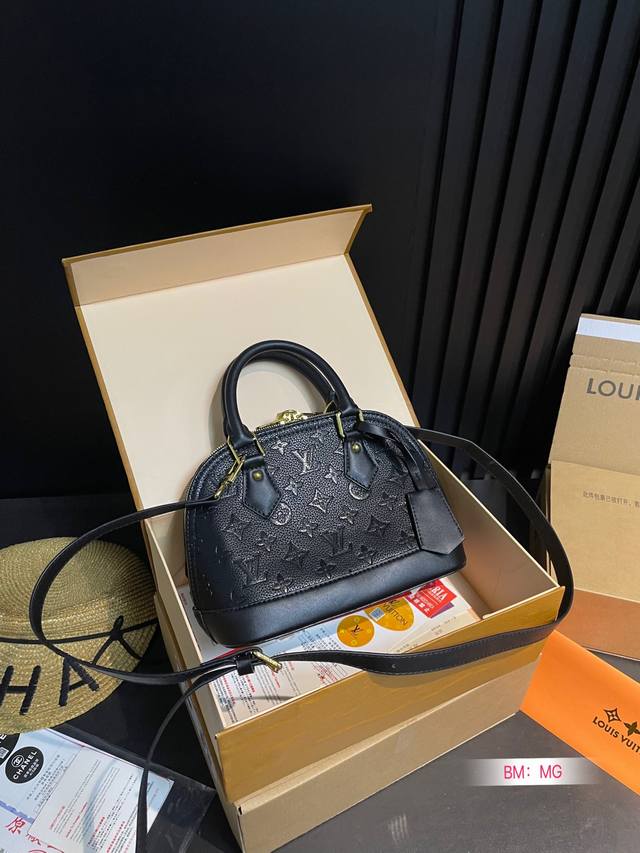 配折叠礼盒 Lv Lv Alma Bb老花贝壳包 原版高品质 包包这款retiro 手袋以标志性的老花面料制成 经典永恒。优雅低调的外形设计和宽敞的包身更加入了