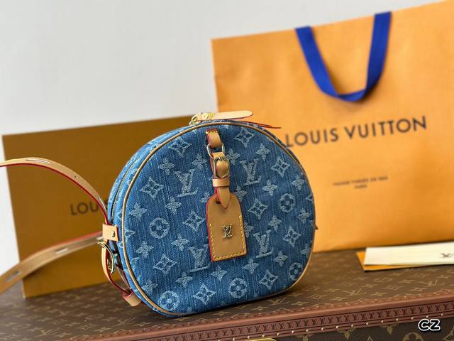 折叠盒 Lv软圆饼 最近新宠，每天都背它，软饼的容量真的很感人，除了 我包里的这些，还可以放下一个充电宝和手机的上身图是在店里试的时候随便拍的，其实以前并没有关