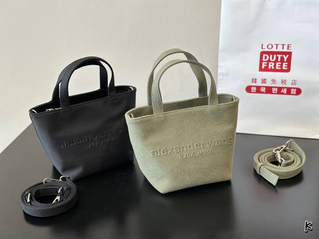 亚历山大王alexanderwang 这回任何笔记本ipad都可以放下 黑色也非常耐脏，出门旅人可使劲造啊 一丁点都不心疼，通勤健身带娃毫无压力 大王真的是爆款