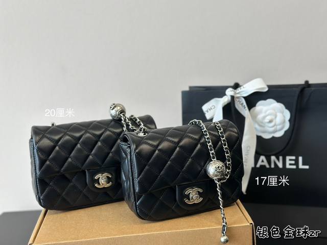 大小同价全套包装 做到全球断货就是它，Chanel金球方胖子没错了，又是香奈儿因为太火爆，都卖光光了小巧的包型和可爱的小金球哪个女孩不爱呢 经典的黑金色搭配柔软