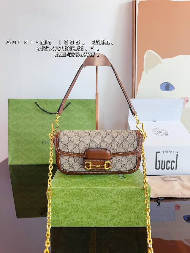配礼盒 Gucci 1955复古法棍包。 Gucci 1955家族又新填一位新成员在原有的经典马鞍包设计上等比例缩小定型包工艺显得更加小巧精致 配了一根超美的双