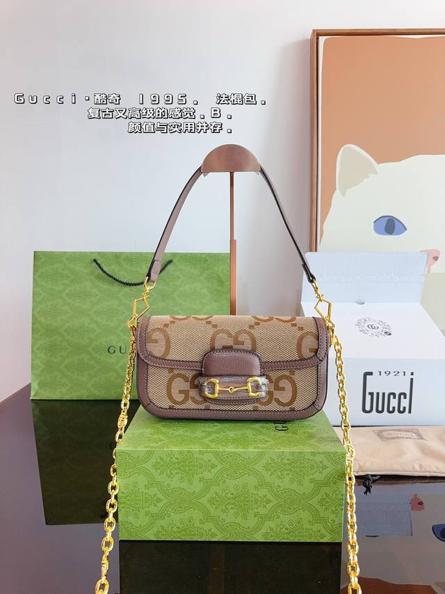 配礼盒 Gucci 1955复古法棍包。 Gucci 1955家族又新填一位新成员在原有的经典马鞍包设计上等比例缩小定型包工艺显得更加小巧精致 配了一根超美的双
