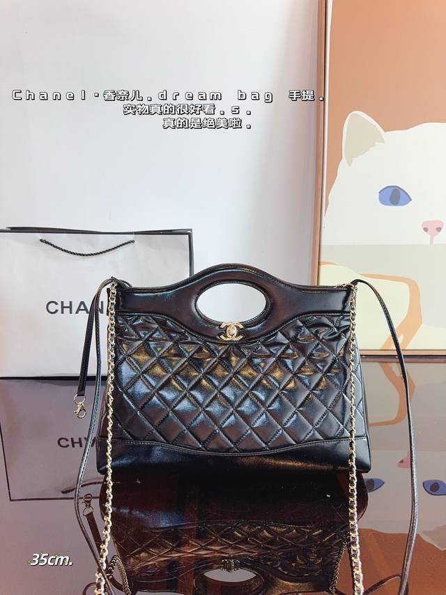 香奈儿 Chanel.手提包. 时髦拿捏住啦 不显老气好好搭啊 而且貌美气质加成好高的呀～ 爱死了这份从容优雅尺寸：35*7*25Cm