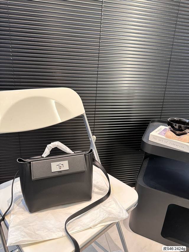 高端纯皮系列 爱马仕2424 Mini 相对起来皮的质感也要软很多。更休闲一些，主要是还能装~ 首先sac 24 24 是爱马仕在2018年秋冬发表的新款式，高