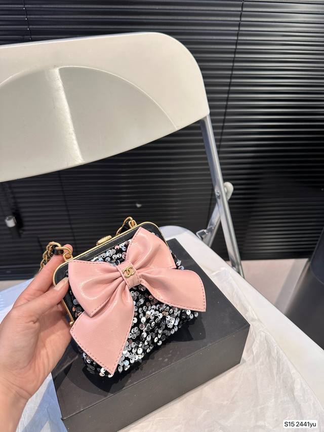 配折叠盒子 太可爱了香奈儿的蛙口夹子包 香奈儿 Chanel24A蝴蝶结蛙口包 太可爱 蛙口夹子包以放纸巾口红粉饼油蜡羊皮貭感很棒相対来説耐磨很多以做晚宴包肩带