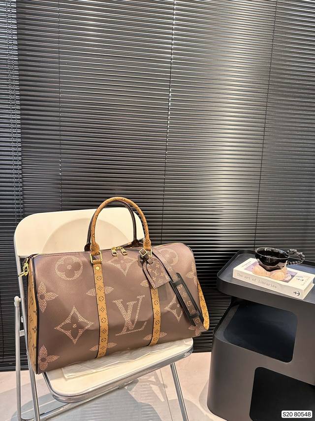 Lv旅行袋 非常具有设计感 简约又精致，细节满满 无论是长途旅行，还是短途郊游，都是超实用的时尚搭配哦！尺寸：45 26 货号80548