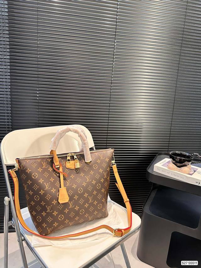 Lv饺子包！ 中古款 市面很少见的一款 不容易撞包 大方实用 凹造型必备！ 尺寸：29 28 货号55511