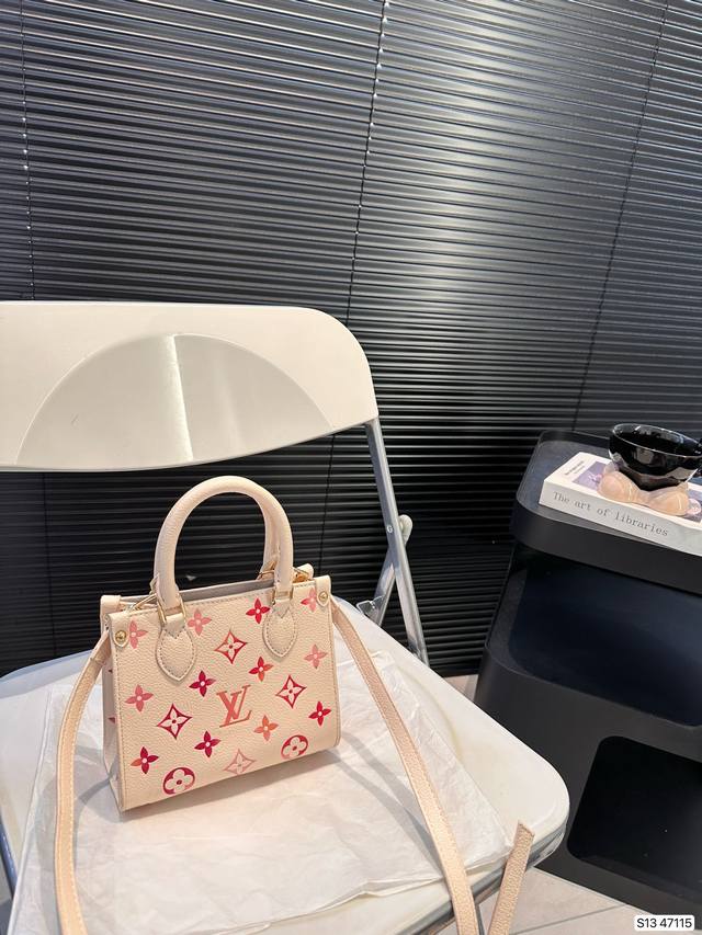 小号 配折叠盒子 Lv 托特 超火的tote托特包，日常通勤都非常可会越用越喜欢的一款，值得入手。尺寸：18 15 货号47115