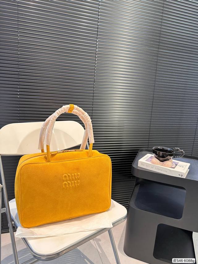 缪缪miumiu 手提包 轻轻松松高级感 包包手感巨好容量也很不赖 简单却又不失华丽 不要觉得会炸眼太高调了什么的 根本不会！ 在你的精简穿搭上简直就是点睛之笔