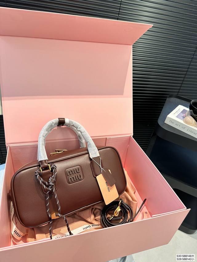 大号 小号 配折叠盒 秋冬战神包这个颜色真的太高级了石楠木色，缪缪miumiu24秋冬保龄球 今年这只巧克力色给调色师跪下了 一整个浓浓的秋冬氛围感，已经开始期
