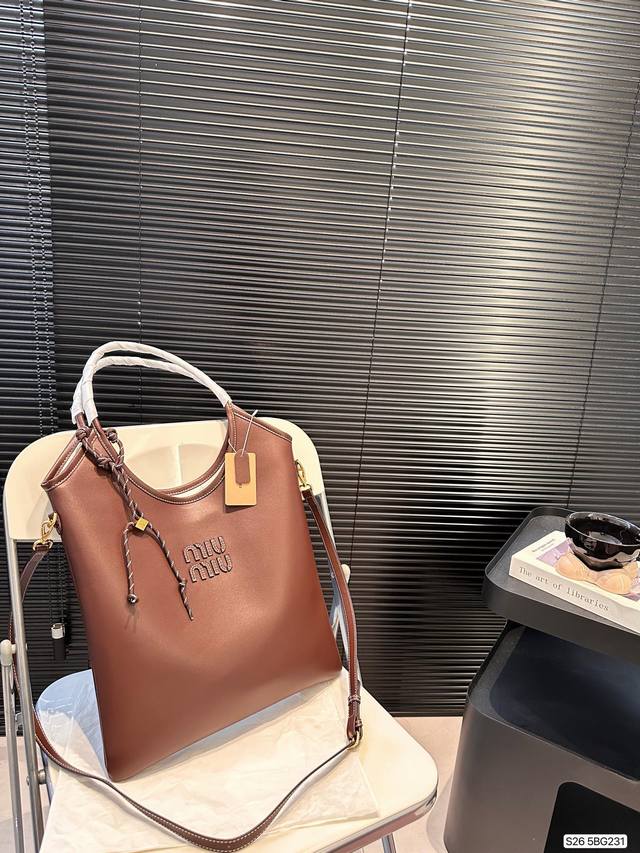 配折叠盒子 缪缪石楠木色托特包 Miumiu24Ss包包秋冬新款 Miumiu2024Ss秋冬季新款上市主打一个美拉德风秋冬氛围感拉满 尺寸：35 32 货号5