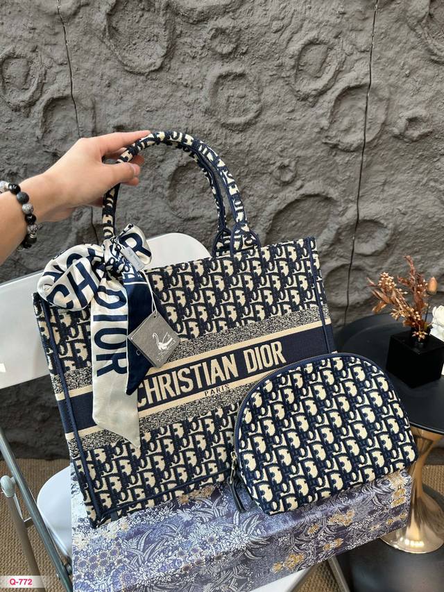 配折叠盒 迪奥dior迪奥托特包 子母包 零钱包 原单刺绣 很有复古的感觉 高级又不失优雅 超有氛围感 通勤 休闲 约会通通可搭 尺寸35.27 40.32Cm