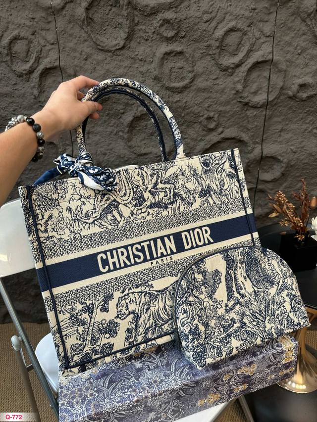 配折叠盒 迪奥dior迪奥托特包 子母包 零钱包 原单刺绣 很有复古的感觉 高级又不失优雅 超有氛围感 通勤 休闲 约会通通可搭 尺寸35.27 40.32Cm