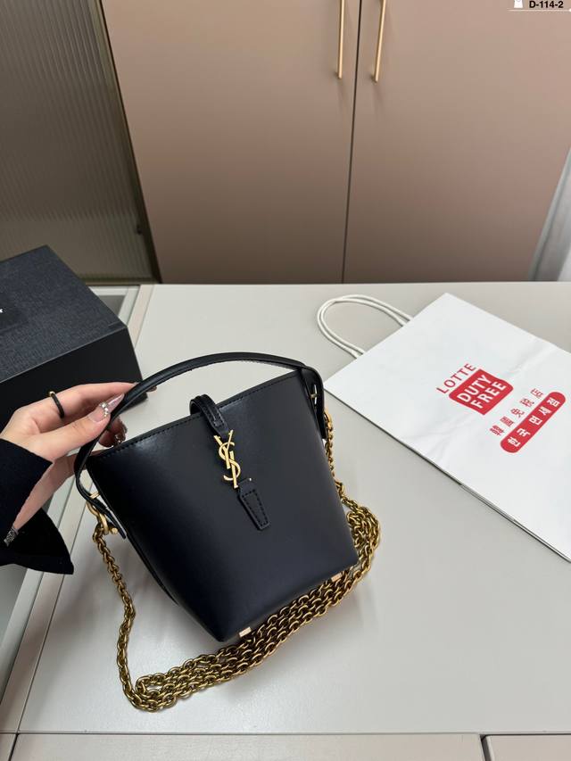 Ysl圣罗兰水桶包 满足你各种场合的造型搭配 配有链条 斜挎起来更轻松随意！ D-114-2尺寸11.10.15折叠盒
