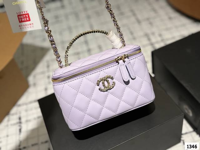 折叠礼盒包装 Chanel 新品 高级镶钻手柄 盒子包 化妆包 小箱子 最近的盒子包系列真的好火，小盒子当然是异常可爱啦。尺寸 18Cm