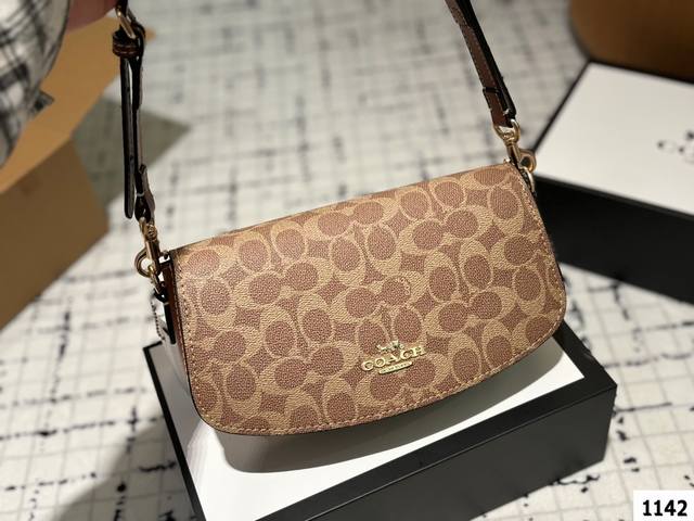 配盒尺寸24.13 蔻驰腋下包 质感很高级 容量超级大也很耐用 日常出街背它回头率百分百 就是这种随性慵懒感