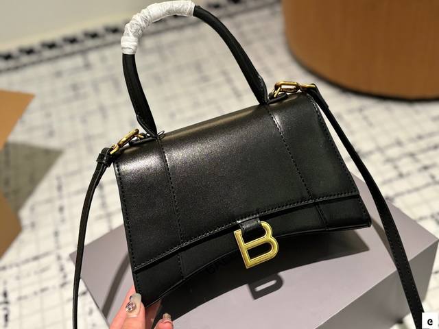 全套包装尺寸22.14 巴黎世家沙漏包downtown 优雅 时尚 简单又大方 帅就完了 酷酷的感觉 还带给你潮流的风度 全套包装尺寸22.14 巴黎世家沙漏包downtown 优雅 时尚 简单又大方 帅就完了 酷酷的感觉 还带给你潮流的风度