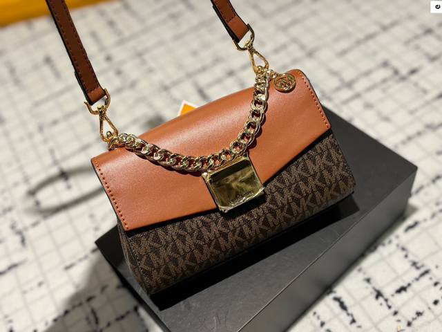 配折叠盒尺寸19.12 Mk Lita系列 链条斜挎包 Mk Lita 系列迷你小包包～简直太好看了吧，这么多颜色总有一款适合你的。 新款包型的设计，整体更加精