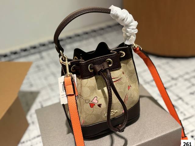 配盒尺寸13.16 蔻驰 Coach Mini水桶斜挎包 舒适与精致并存 简洁大方 却又不失小心机 轻松朾造优雅通勤穿搭 配盒尺寸13.16 蔻驰 Coach Mini水桶斜挎包 舒适与精致并存 简洁大方 却又不失小心机 轻松朾造优雅通勤穿搭