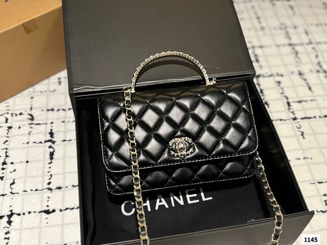 Chanel 满钻 发财包 慵懒随性又好背 上身满满的惊喜 高级慵懒又随性 彻底心动的一只 Size 20 13Cm Chanel 满钻 发财包 慵懒随性又好背 上身满满的惊喜 高级慵懒又随性 彻底心动的一只 Size 20 13Cm