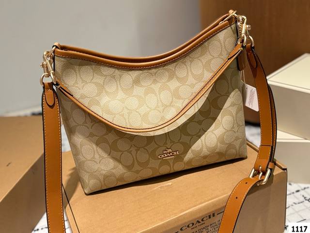 配盒尺寸29.24 蔻驰 Laurel 流浪包 质感很高级 容量超级大也很耐用 日常出街背它回头率百分百 就是这种随性慵懒感