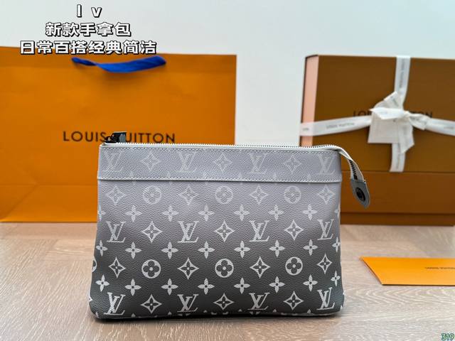 Lv新款手拿包 一整个被爱住 日常百搭 经典简洁 尺寸： 28 19