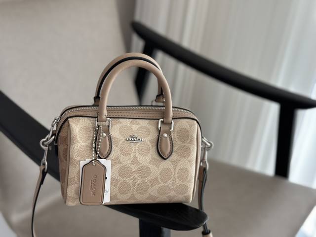 全套包装 Size:18*12Cm C家 23Ss枕头包 新品 超级可爱的迷你波士顿 经典的小号的 Size 小小的身体,大大的容量! 渠道货很难得哦! 搜索c 全套包装 Size:18*12Cm C家 23Ss枕头包 新品 超级可爱的迷你波士顿 经典的小号的 Size 小小的身体,大大的容量! 渠道货很难得哦! 搜索c