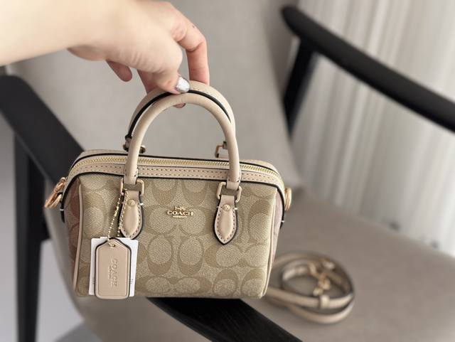 全套包装 Size：18*12Cm C家 23Ss枕头包 新品 超级可爱的迷你波士顿 经典的小号的 Size 小小的身体，大大的容量！ 渠道货很难得哦！ 搜索c