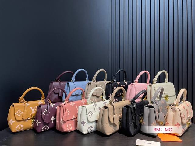 配折叠礼盒 Lv Locky Bb锁头包 美晕了 穿搭中凸显独一无二的小心机 大方精致的锁头 完全不输 Chanel的精致名媛感 四角四四方方 不算中规中矩那挂 配折叠礼盒 Lv Locky Bb锁头包 美晕了 穿搭中凸显独一无二的小心机 大方精致的锁头 完全不输 Chanel的精致名媛感 四角四四方方 不算中规中矩那挂