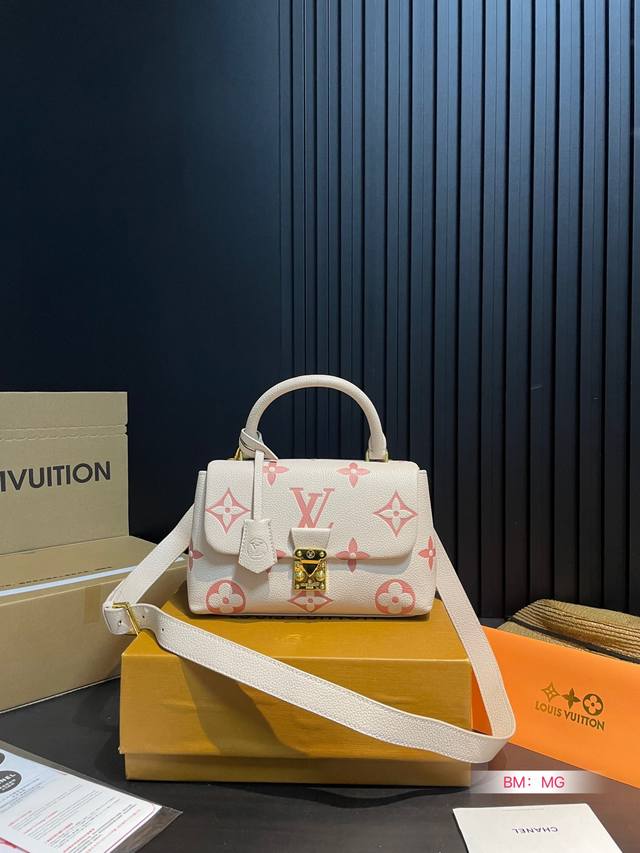 配折叠礼盒 Lv Locky Bb锁头包 美晕了 穿搭中凸显独一无二的小心机 大方精致的锁头 完全不输 Chanel的精致名媛感 四角四四方方 不算中规中矩那挂