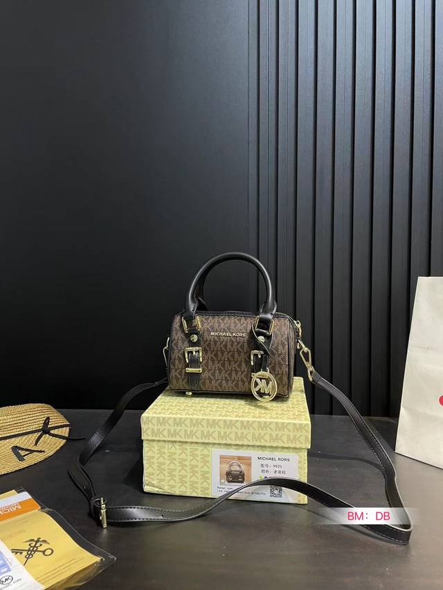 配盒 Mk 枕头包 新款真香哦！ 这款可腋下可斜挎 随意切换搭配哦 真的好看！ 尺寸：17*11