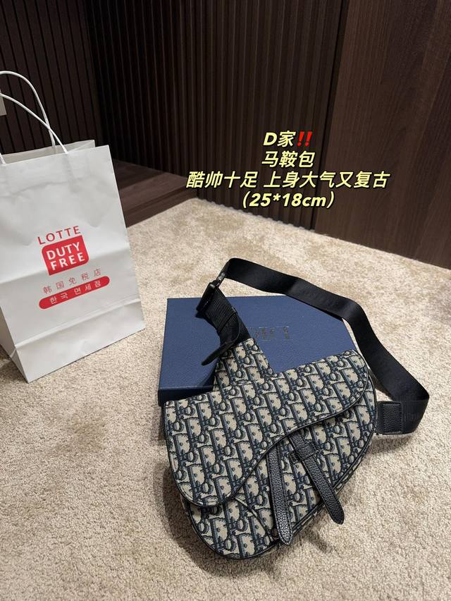 配盒尺寸25.18 迪奥 Dior 马鞍包 十帆布字母肩带 马鞍包的又来是受马术运动启发 包型酷似有烫金d字样的马鞍 一经推出便立即成为炙手可热的包款 独特的弧 配盒尺寸25.18 迪奥 Dior 马鞍包 十帆布字母肩带 马鞍包的又来是受马术运动启发 包型酷似有烫金d字样的马鞍 一经推出便立即成为炙手可热的包款 独特的弧