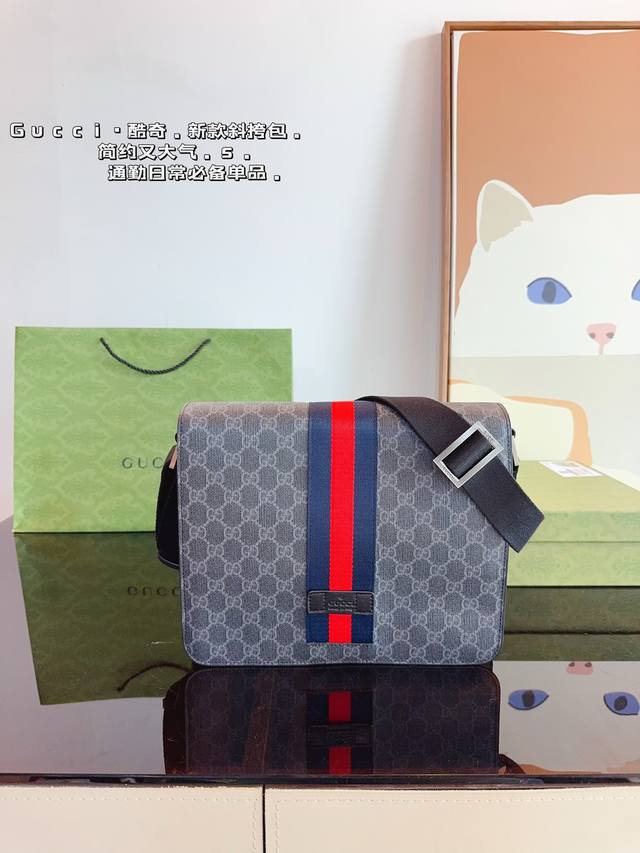 Gucci酷奇ophidia斜挎包. Gg男包来咯～ 随着时间成长，压花也是经久耐看且永不过时的元素 这款包包造型小巧，依旧是复古的调性，方方正正的包型很好搭配