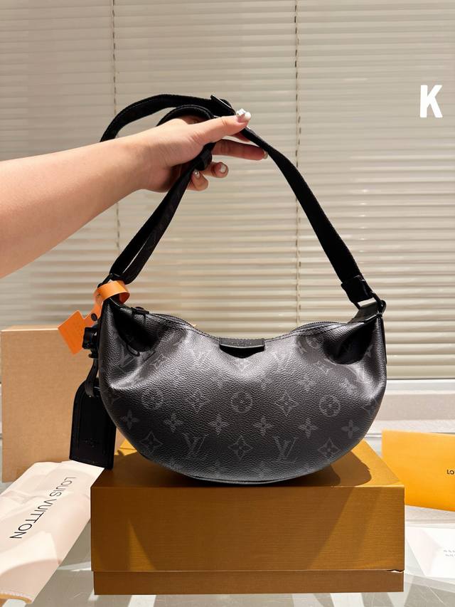 牛皮 男包分享lv 单肩包 目路易威登louisvuitton比起非常火一款包这一款lv男士单肩包可以说非常低调了國 材质:经典帆布 尺寸: District