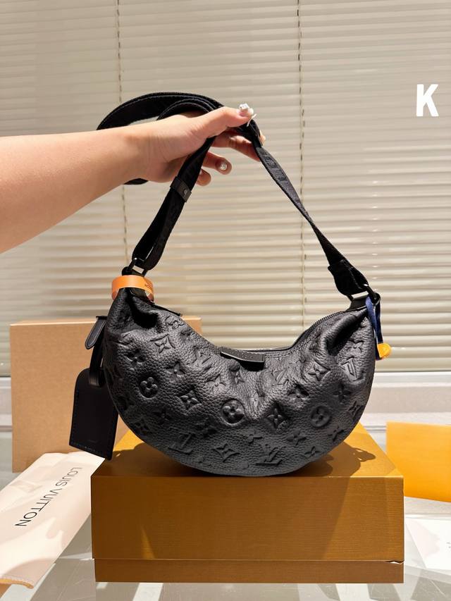 牛皮 男包分享lv 单肩包 目路易威登louisvuitton比起非常火一款包这一款lv男士单肩包可以说非常低调了國 材质:经典帆布 尺寸: District