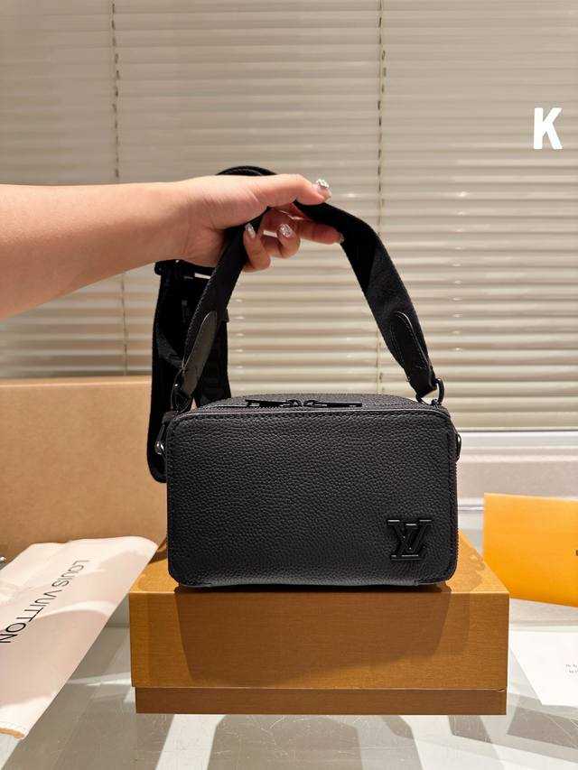 牛皮 男包分享lv 单肩包 目路易威登louisvuitton比起非常火一款包这一款lv男士单肩包可以说非常低调了國 材质:经典帆布 尺寸: District